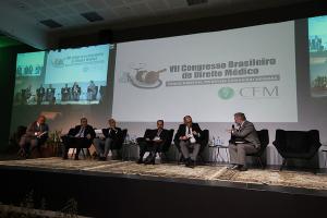 Congresso do CFM debate interface entre Medicina e Direito