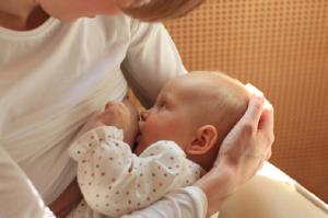 Pediatras realizam atividades prticas para orientar mes sobre o aleitamento materno