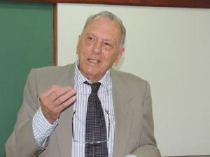 Professor Zacarias recebe homenagem nos 100 anos do curso de medicina da UFPR