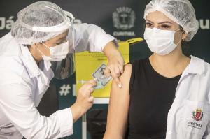Covid-19: vacinao em Curitiba comea por profissionais da sade