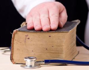 Senado aprova troca da expresso 'bacharel em Medicina' por 'mdico' em diplomas