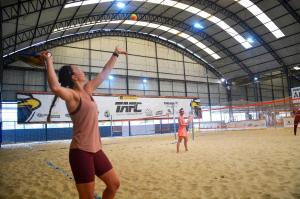 Torneio solidrio de beach tennis visa arrecadar fundos para tratamento de crianas de baixa renda