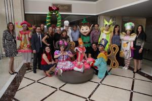 Hospital Santa Cruz recebe personagens da Parada de Natal do Batel