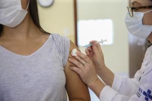 Mais da metade dos municpios do Paran j vacinam na faixa de 18 a 30 anos