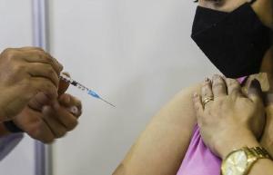 Curitiba faz chamamento para vacinao de profissionais de sade de 14 reas, incluindo mdicos