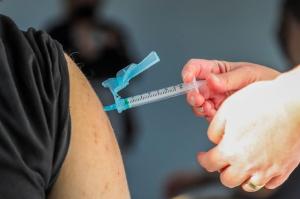 Paran quer acelerar recebimento de vacinas aps MS liberar imunizao dos adolescentes